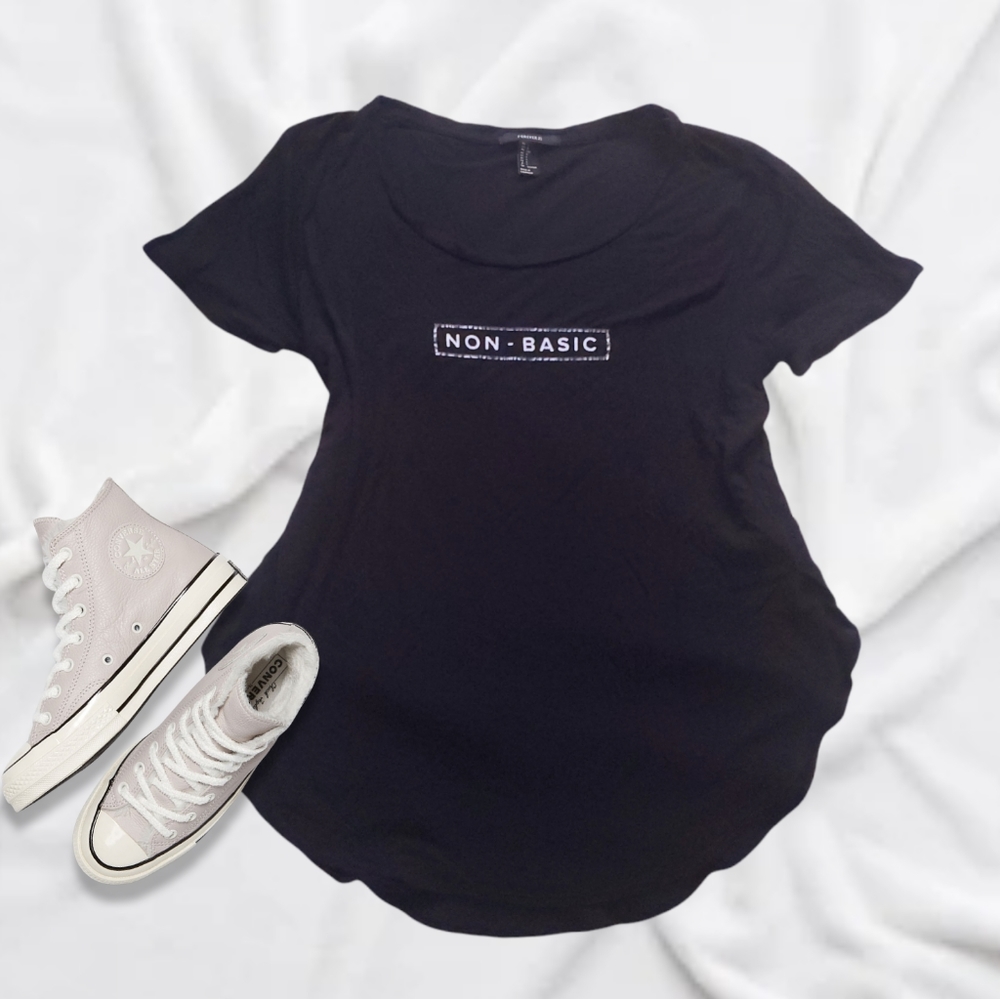 Forever 21• "Non Basic" T-Shirt Wide neck w Rounded trim- Size L